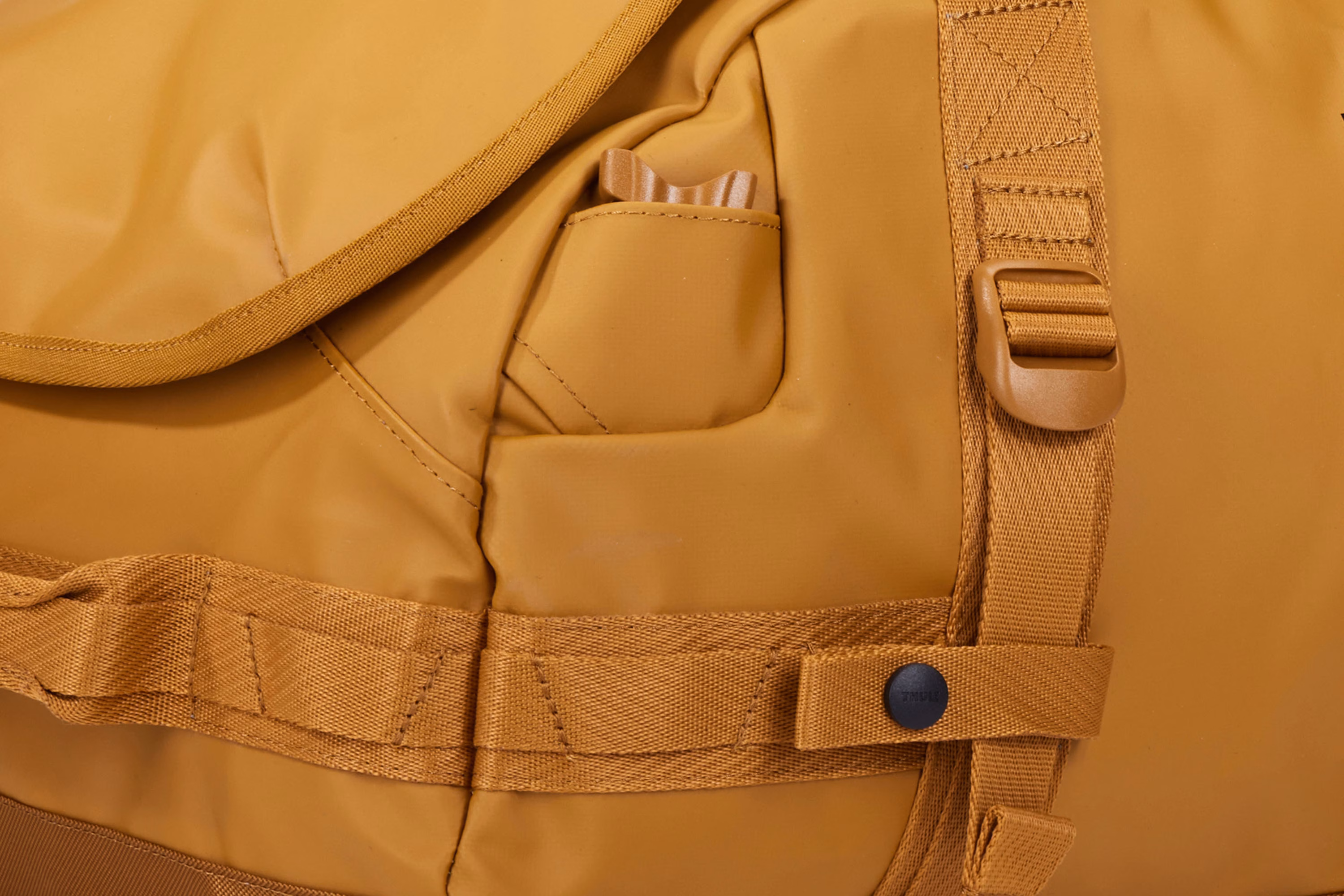 Thule Chasm 40L duffel golden