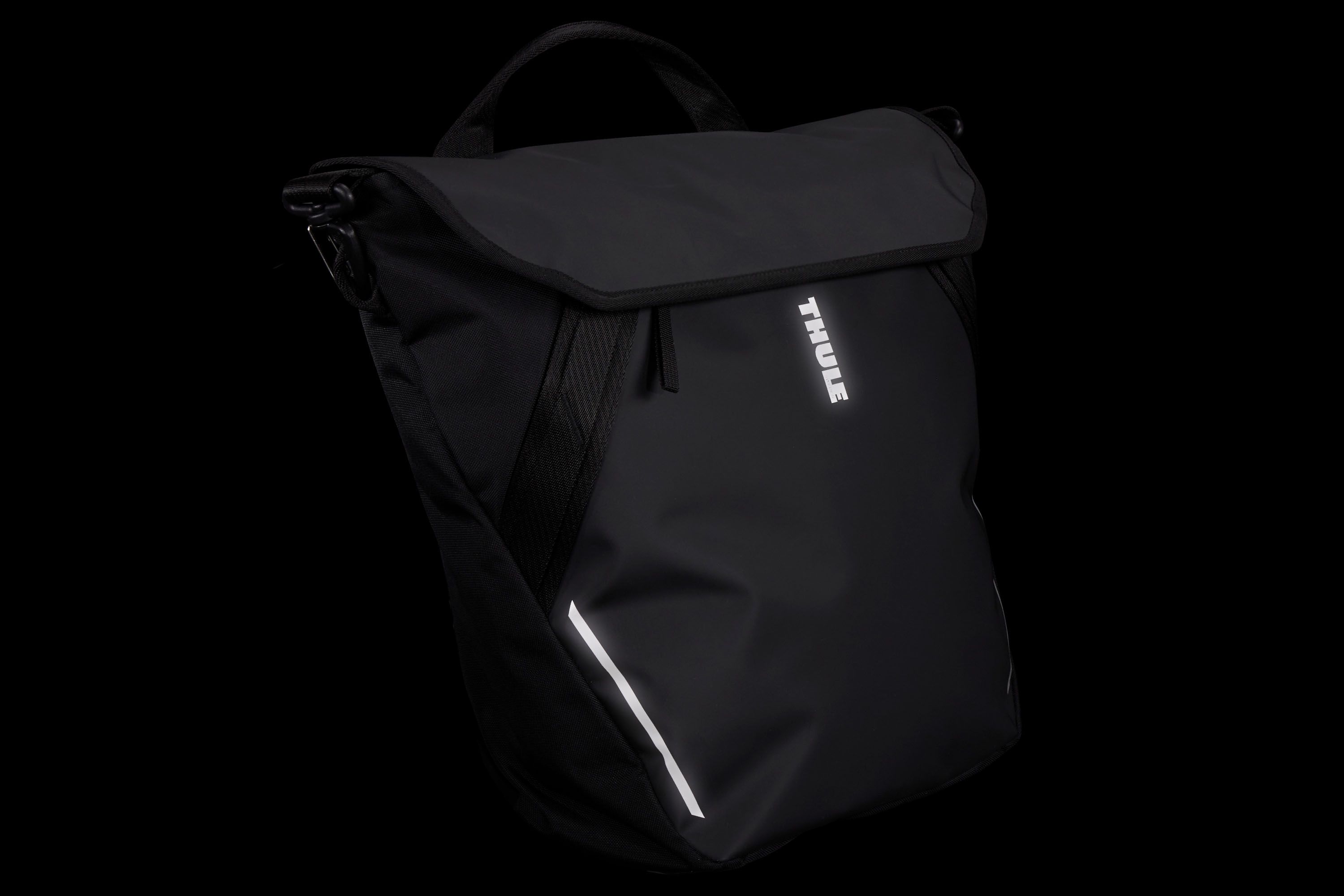 Thule Chasm tote with InLock 25L black