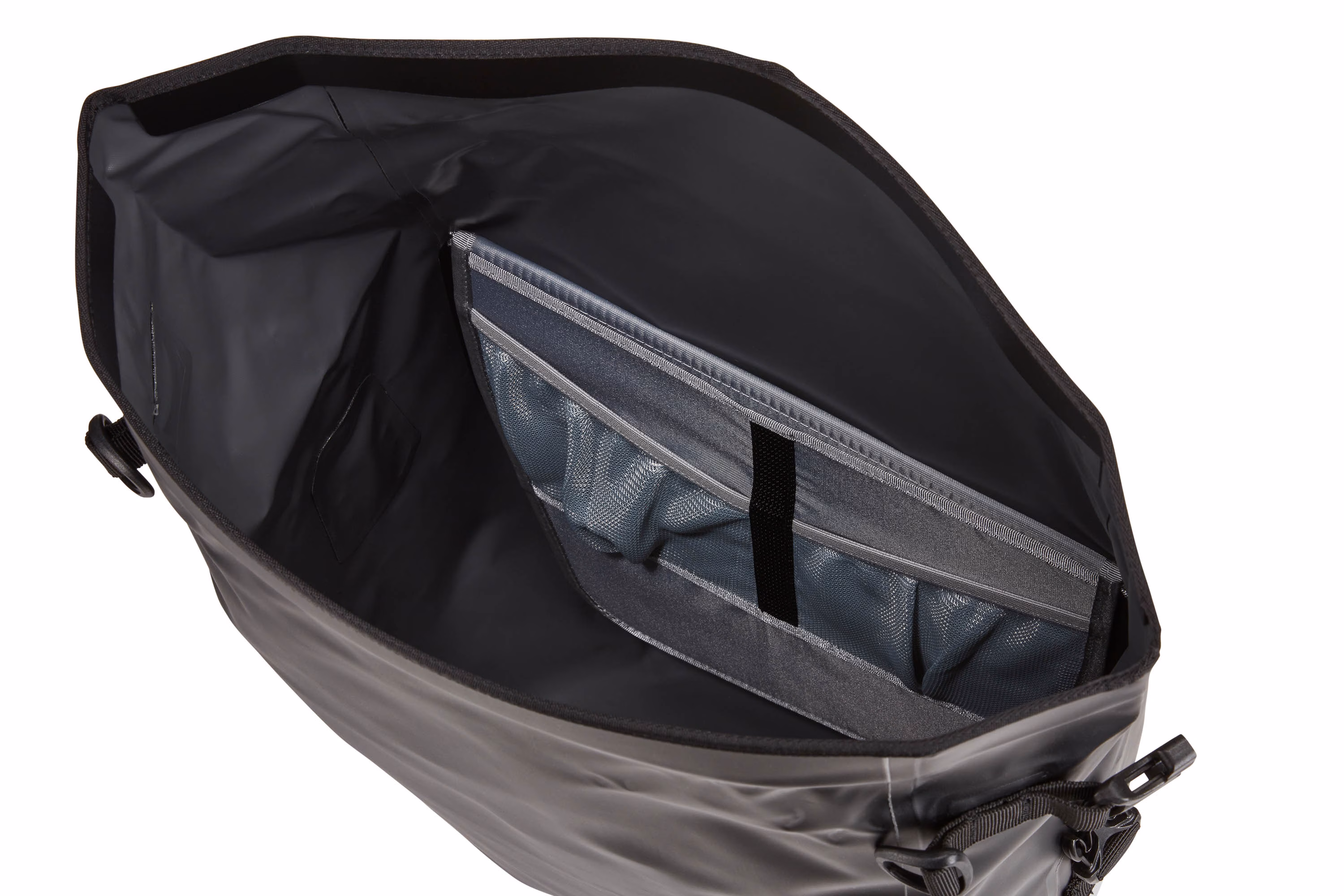Thule Shield Pannier Large TSP2225 three interior pockets