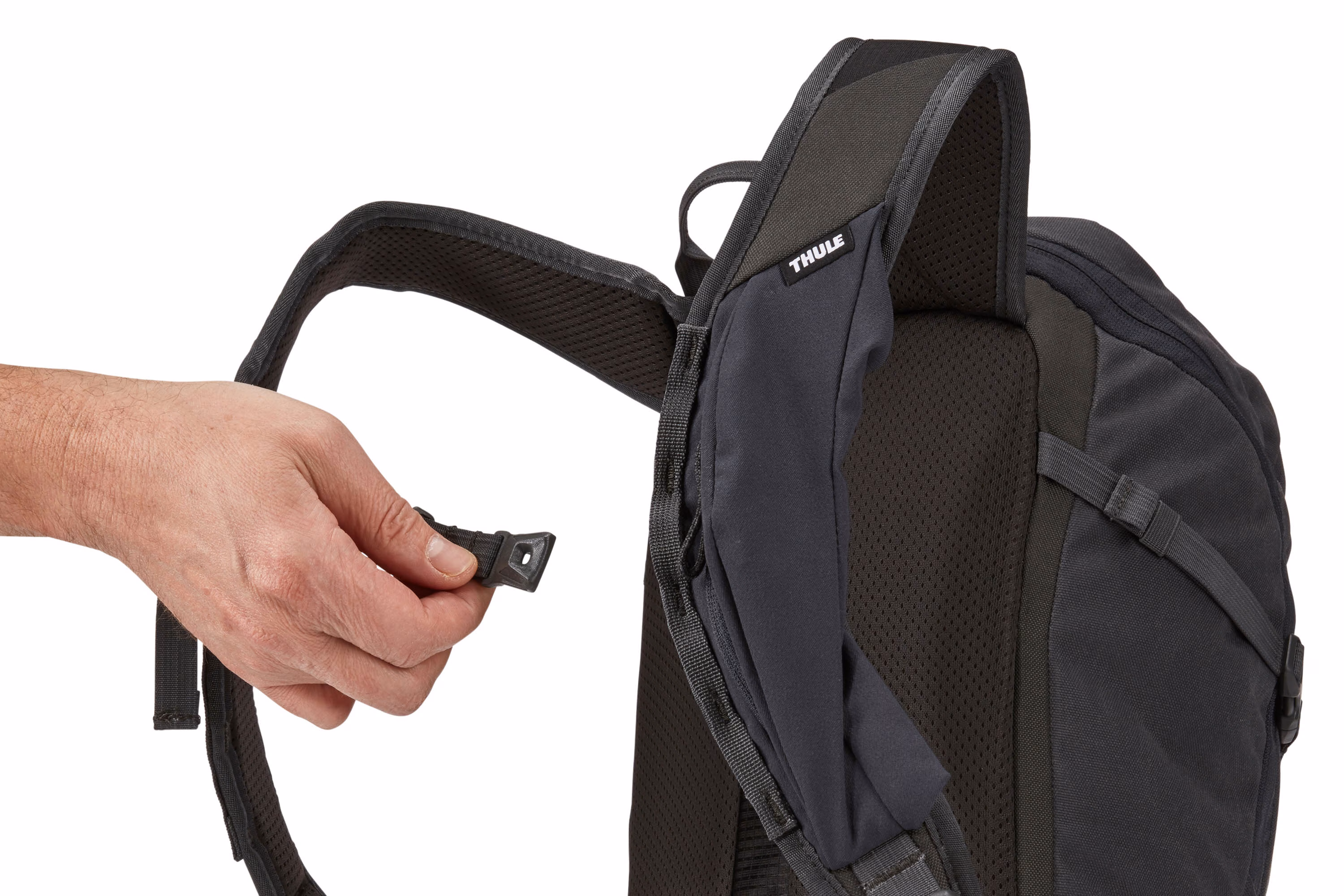 Thule AllTrail X 15L removable strap